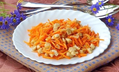 Салат с морковью и омлетом