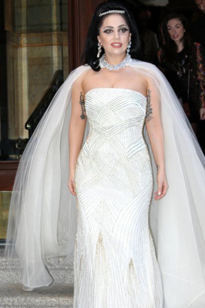 На выступление в Канаде Леди Гага облачилась в свадебное платье