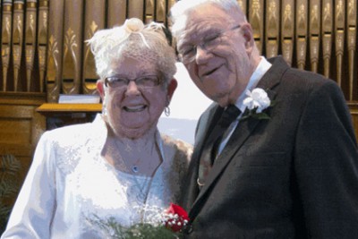Жених и невеста поженились через 75 лет после первого поцелуя
