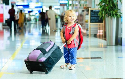 Одежда, средства гигиены, аптечка и игрушки: что положить в чемодан ребенка