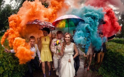 Цветные дымовые фонтаны – отличная идея для свадебной фотосессии