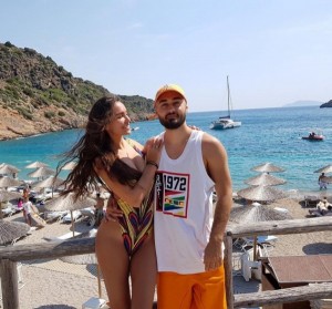 Рэпер Мот с супругой отпраздновали Ситцевую свадьбу в Греции
