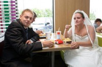 В Англии влюбленные устроили свадьбу в &quot;Макдоналдсе&quot;