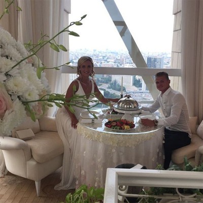Ольга Бузова и Дмитрий Тарасов отмечают Кожаную свадьбу