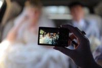 Как развлечь гостей во время свадебной фотосессии