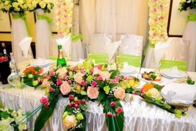 Искусственные цветы на свадебном торжестве: да или нет